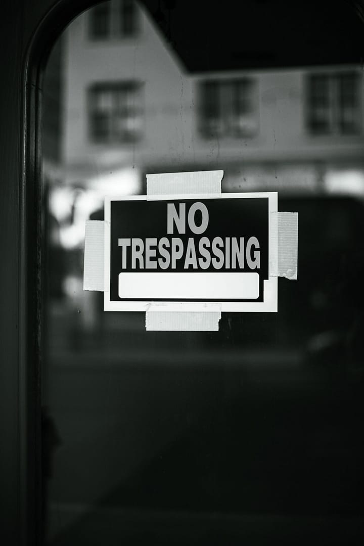 Person refusing legal documents at door — Florida process server